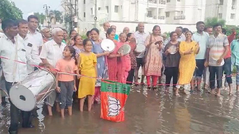 પાણી ભરેલા ખાડાઓમાં ભાજપના ઝંડા ઉંધા ફરકાવ્યા, ઢોલ વગાડ્યા
