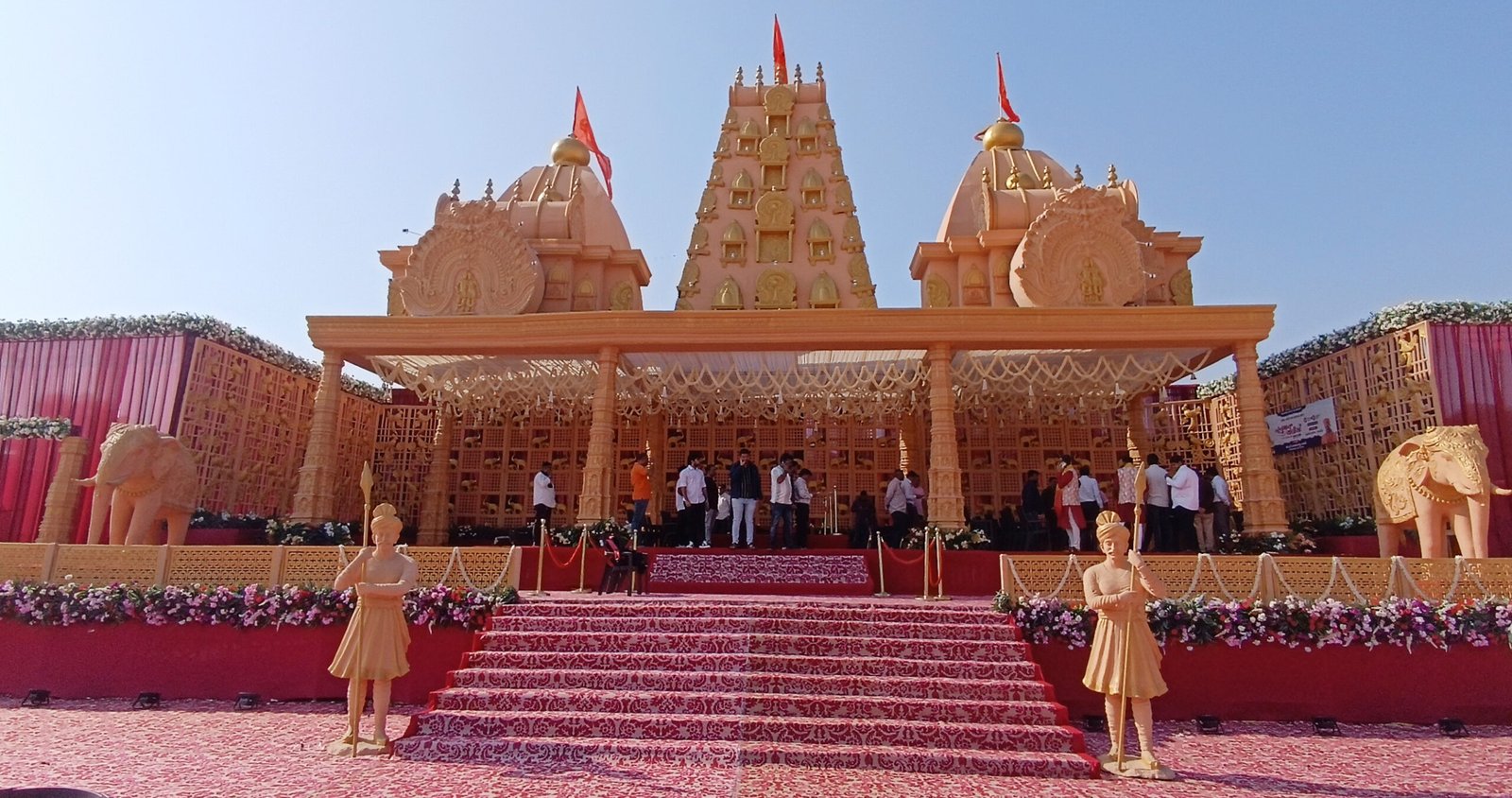 3૧ ડિસેમ્બરે હનુમાન દાદાના જન્મોત્સવની ૧૫૧ કિલોની કેક કાપી, ૧૦૮ કિલો પુષ્પ વર્ષાથી ઉજવણી