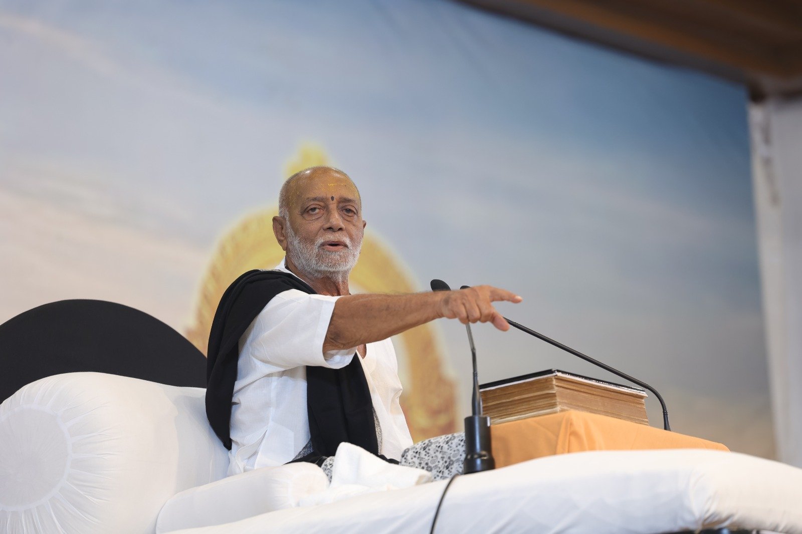  પરમાત્માની પ્રત્યેક વસ્તુ ક્રિડામય છે, આખુ અસ્તિત્વ મહારાસ છે : મોરારિબાપુ