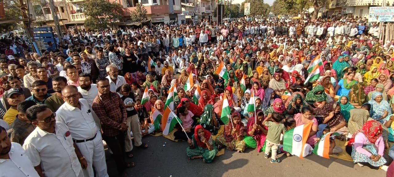 35000 લોકોને બેઘર કરો એ વિકાસ કહેવાય?