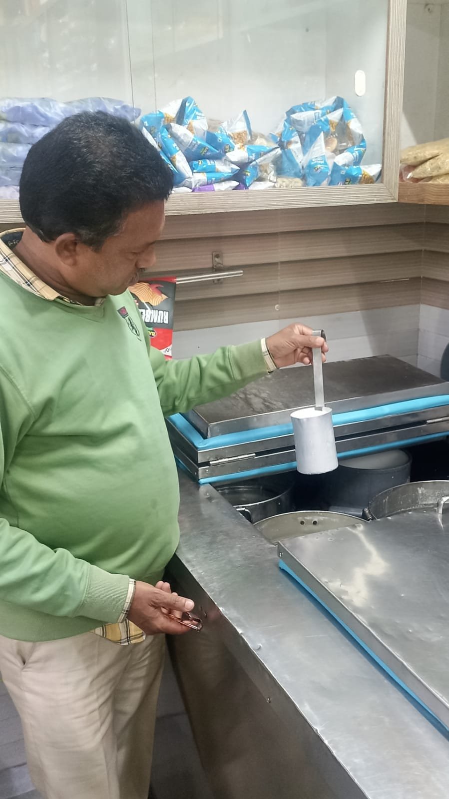 રામેશ્વર-ભારત બેકરીમાંથી ગુલાબજામ, ચોકલેટ કેક અને કાજુ નાનના નમૂના લેવાયા