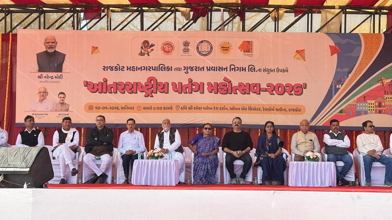 રાજકોટનું આભ કલરફૂલ પતંગોથી જગમગી ઉઠયું : ૧3પથી વધુ પતંગબાજોએ પતંગ ચગાવી