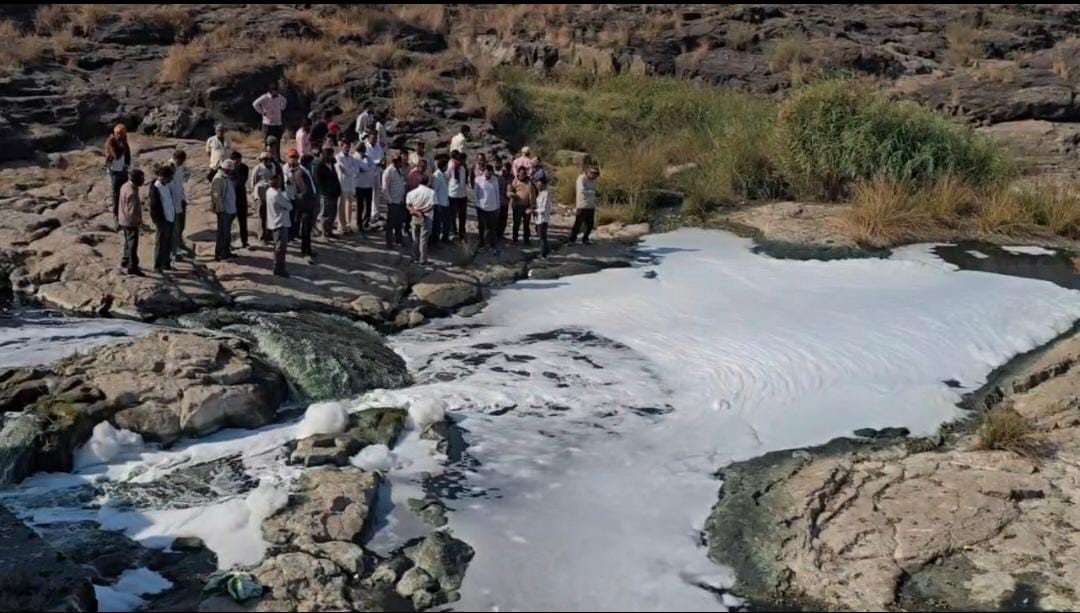 જેતપુરમાં ભાદર નદીને પ્રદુષિત કરનાર તત્વો સામે કાર્યવાહી નહીં કરાઇ તો ઉપવાસની ચીમકી