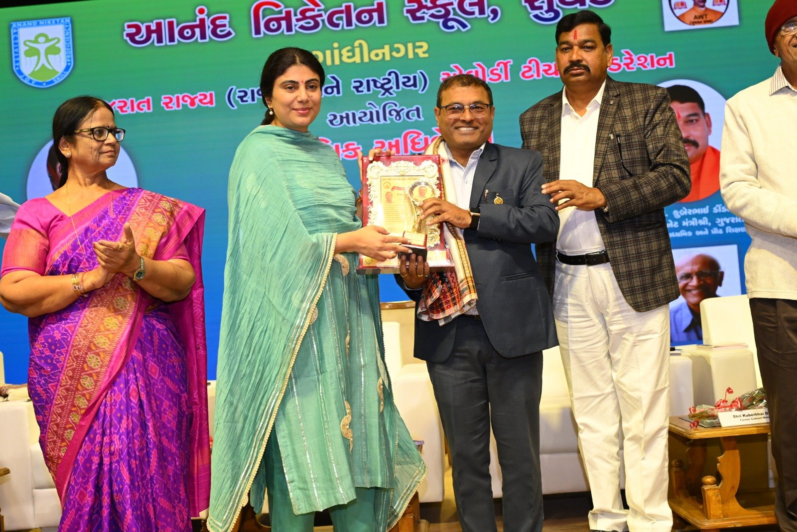 સ્વામિનારાયણ ગુરૂકૂળ વિદ્યાલયના શિક્ષકનું શિક્ષણ મંત્રીના હસ્તે સન્માન