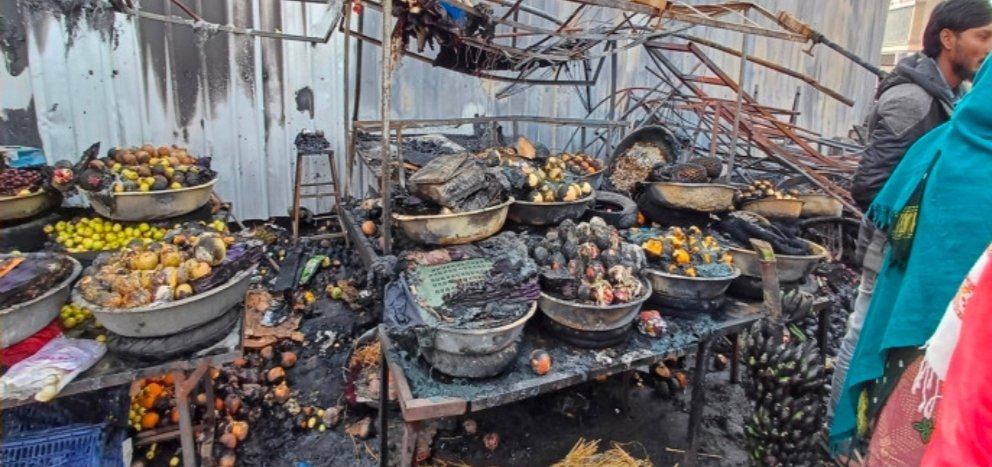 અસામાજિક તત્વોએ એસ્ટ્રોન નાળા પાસે 8 રેકડીઓ સળગાવી