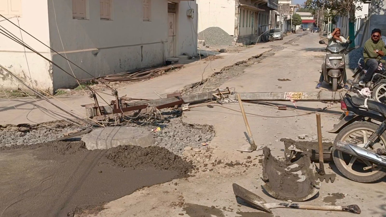 ઉપલેટામાં પેચવર્કના કામ દરમિયાન વીજપોલ ધરાશાયી : સદનસીબે દુર્ઘટના ટળી