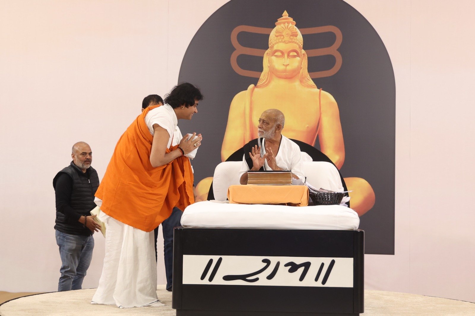  ગણવેશ પર્યાપ્ત નથી, ગુણવેશ પણ જરૂરી છે: મોરારિબાપુ