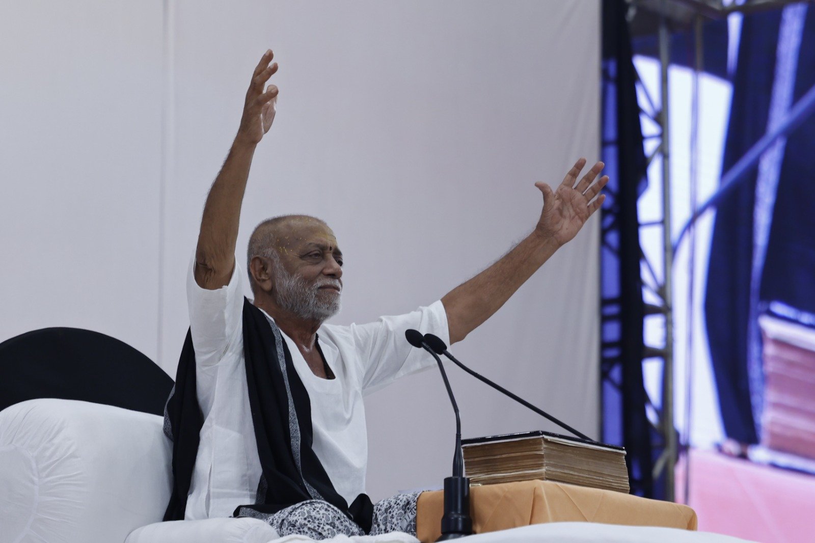 મુનિનું મૌન અને ઋષિની વાણી સનાતન છે: મોરારિબાપુ