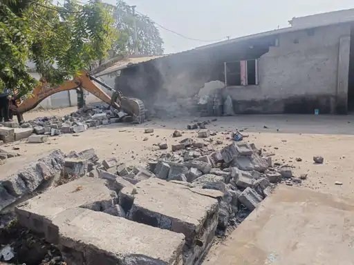 કોઠારીયામાં સરકારી જમીન પર ખડકાયેલ કારખાનાનું ડિમોલીશન