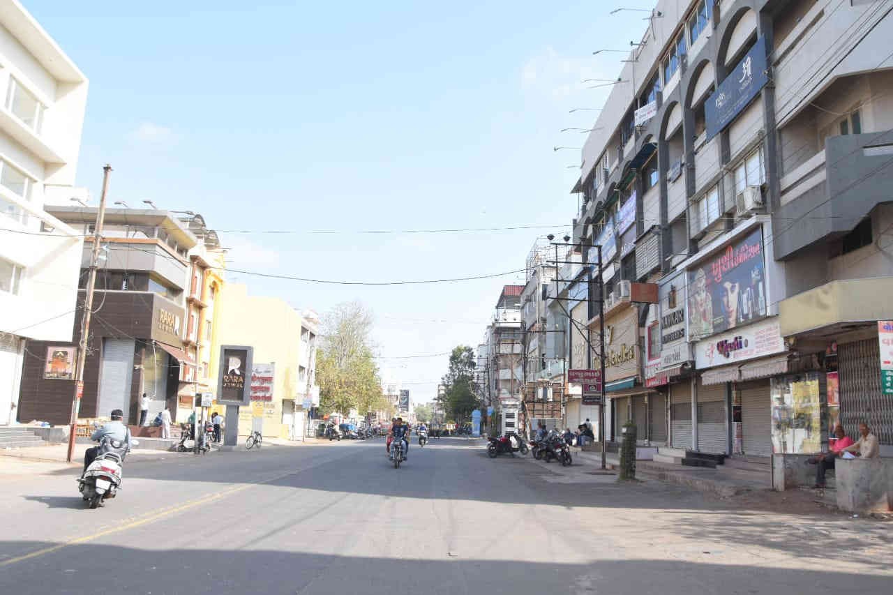 રાજકોટની ચાંદી બજારમાં સન્નાટો, ભાવની અસ્થિરતાથી વેપારીઓ આર્થિક દબાણમાં