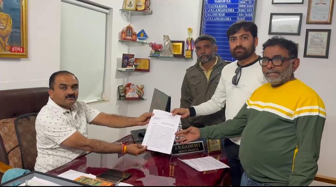 જેતપુર ટેકસટાઇલ માર્કેટમાં સ્માર્ટ મીટર લગાવવાના વિરોધમાં વેપારીઓનો હલ્લાબોલપીજીવીસીએલ કચેરીએ આવેદનપત્ર આપી ઉગ્ર રજૂઆત