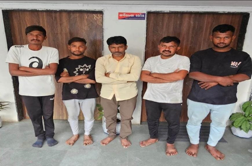 જેતપુરમાં જાહેરમાં જુગાર રમતા પ પતાપ્રેમી ઝડપાયા