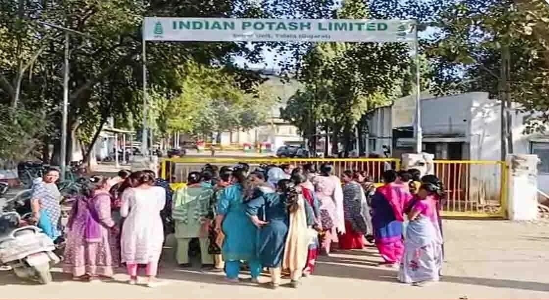  તાલાલા સુગર ફેકટરીમાંથી નીકળતી કાળી માટીના વિસ્તારોમાં મહિલાઓની રેલી