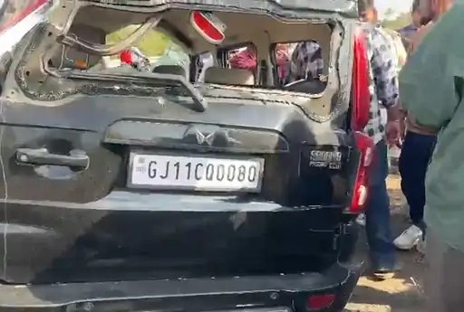 કેશોદ નજીક કારને અકસ્માત : યુવક-યુવતી ફંગોળાયા, કારમાંથી દારૂની બોટલો મળી