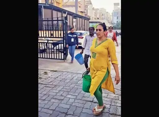 જાત મહેનત! રાજકોટની ૪૦થી વધારે સોસાયટીઓએ ફરિયાદથી કંટાળી જાતે જ સફાઇ ઝુંબેશ આદરી