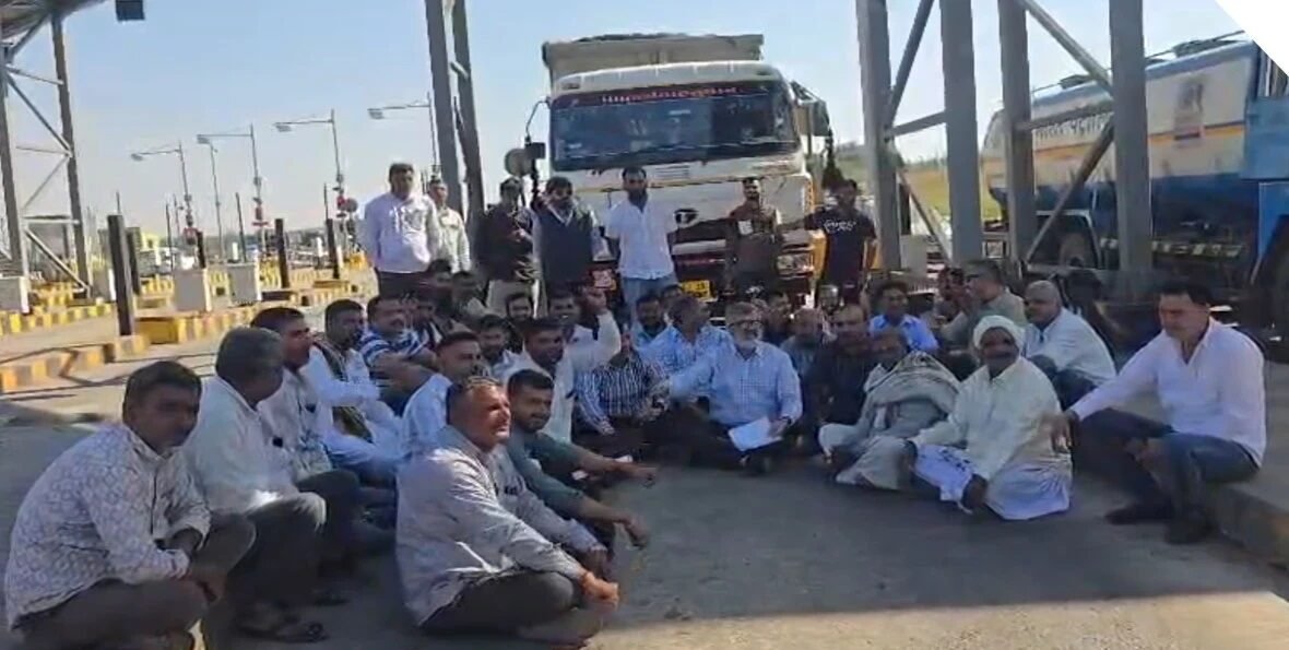 કુકમા ટોલનાકે ‘નો રોડ, નો ટોલ’ના નારા સાથે ટ્રાન્સપોર્ટરોનો હલ્લાબોલ