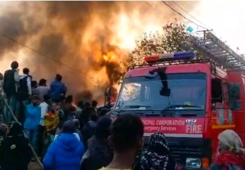 થોરાળા પોલીસ સ્ટેશન પાછળ ઝૂંપડપટ્ટીમાં વહેલી સવારે લાગી ભીષણ આગ