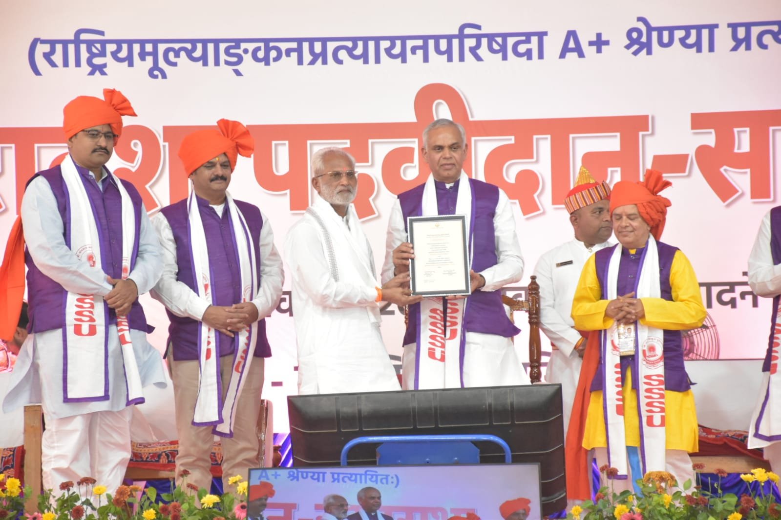 વેરાવળ સંસ્કૃત યુનિ.માં પદવીદાન સમારોહ ૯૦ર વિદ્યાર્થીઓને પદવી-પ્રમાણપત્રો એનાયત