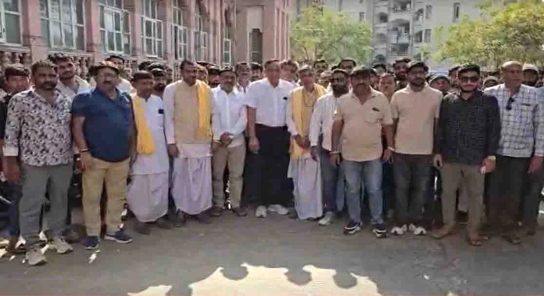 ભાવનગર : પોલીસ અને માલધારી યુવાનના મારામારી કેસમાં સમાજ મેદાને