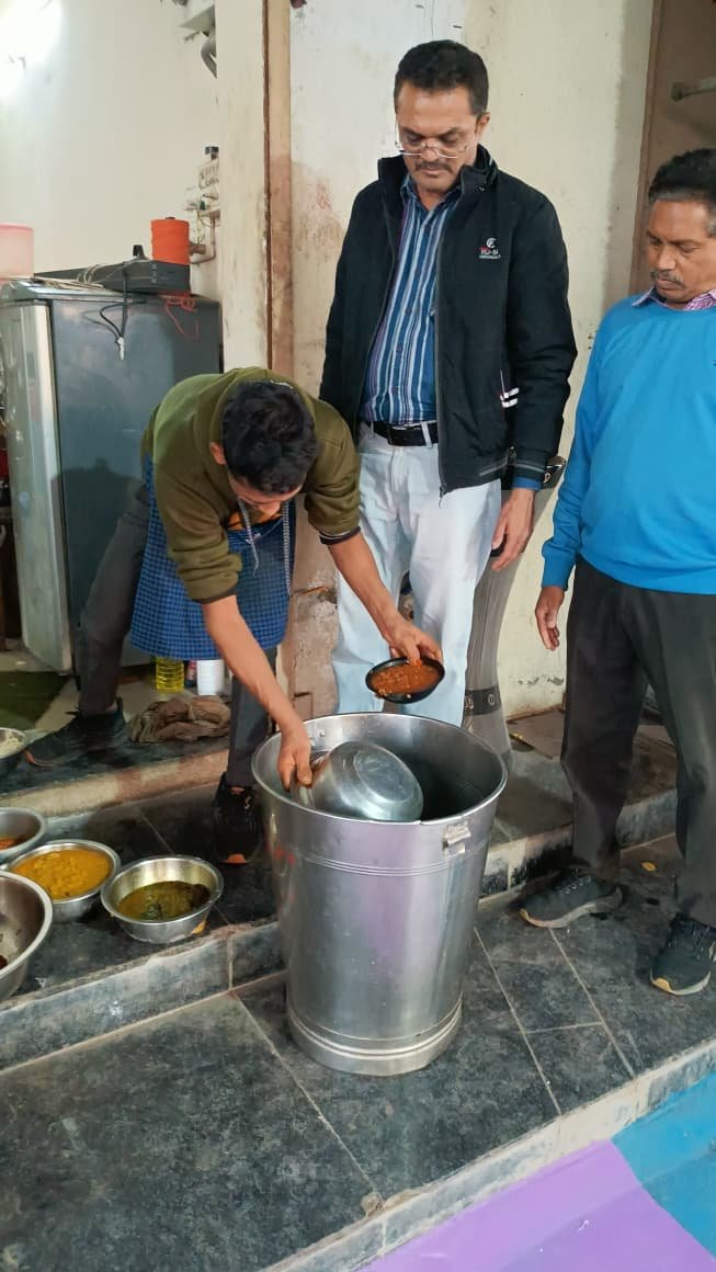  કિંગ ઓફ ફૂડમાંથી ગ્રેવિ, બાફેલા શાકભાજી સહિત આઠ કિલો વાસી ખોરાક ઝડપાયો