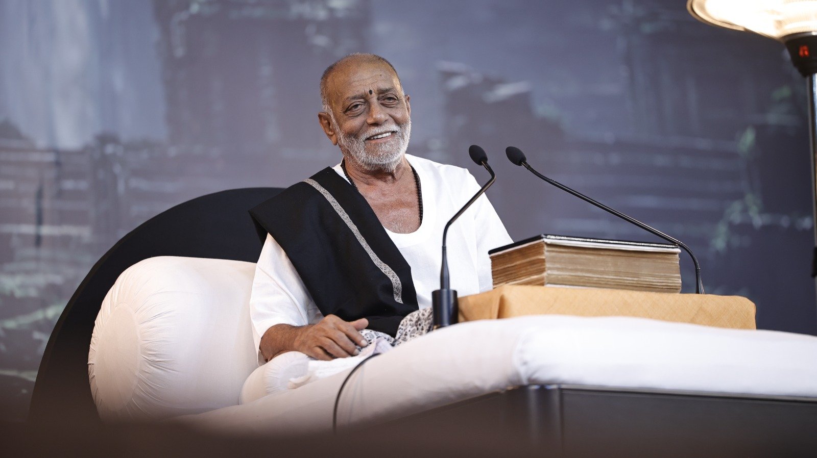 અધ્યાત્મ યાત્રા કરવી હોય તો કદી ફરિયાદ ન કરો: મોરારીબાપુ