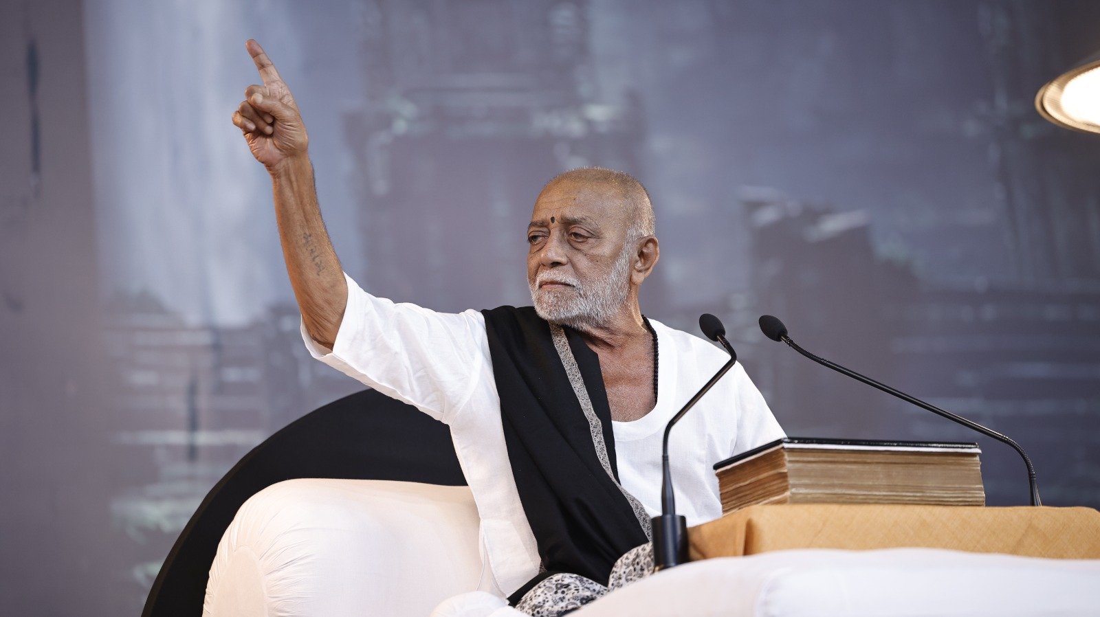 તમારૂ સ્મિત છીનવી લે તેવું વ્રત ન કરવું: મોરારિબાપુ