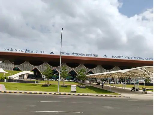 હિરાસર એરપોર્ટ પર ખોવાયેલી પાંચ કરોડની ઘડિયાળ મુસાફરને પરત કરાઇ