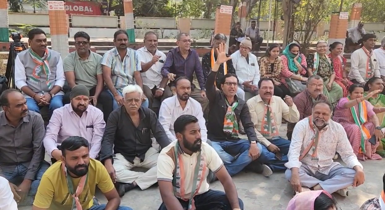 ફોર્મ નં.૭નું કમઠાણ : રાજકોટ શહેર-જિલ્લા કોંગ્રેસ દ્વારા જિલ્લા કલેકટરને આવેદનપત્ર