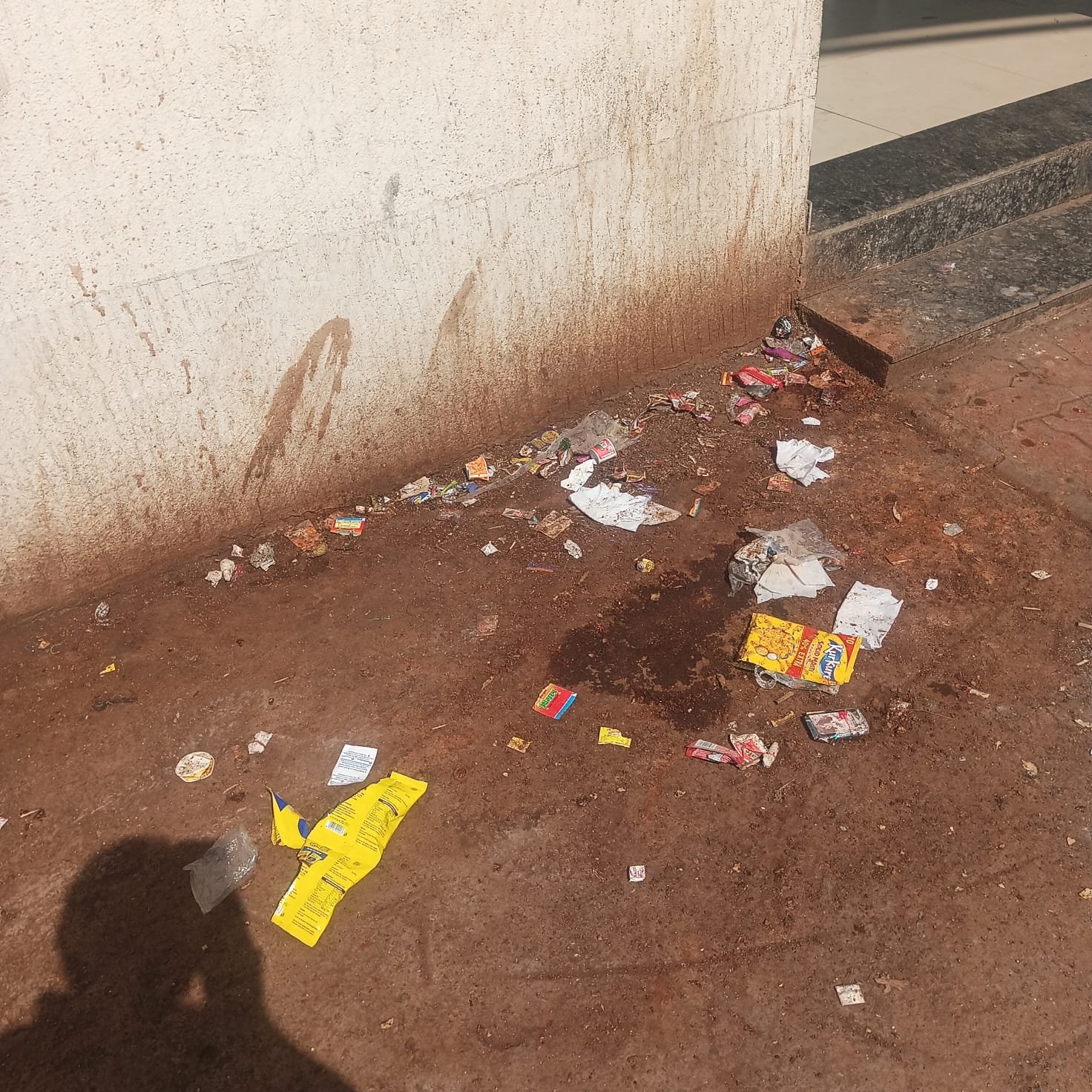 રાજકોટ ST ડિવિઝનના બસ સ્ટેશનમાં સ્વચ્છતાનો અભાવ, ગંદકીના ગંજ ખડકાયા