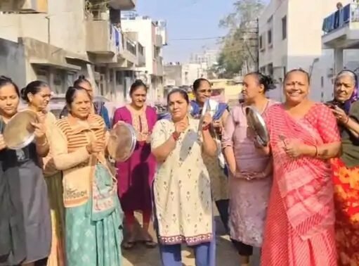 રોડ અને રસ્તાની સુવિધાથી ત્રણ મહિનાથી વંચીત રાજદીપ સોસાયટીના લોકોનો વિરોધ