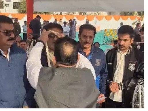 પ્રજાસત્તાક પર્વના કાર્યક્રમમાં બેસવા મુદ્દે સ્વાતંત્ર્ય સેનાના પરિવારજનોનું અપમાન