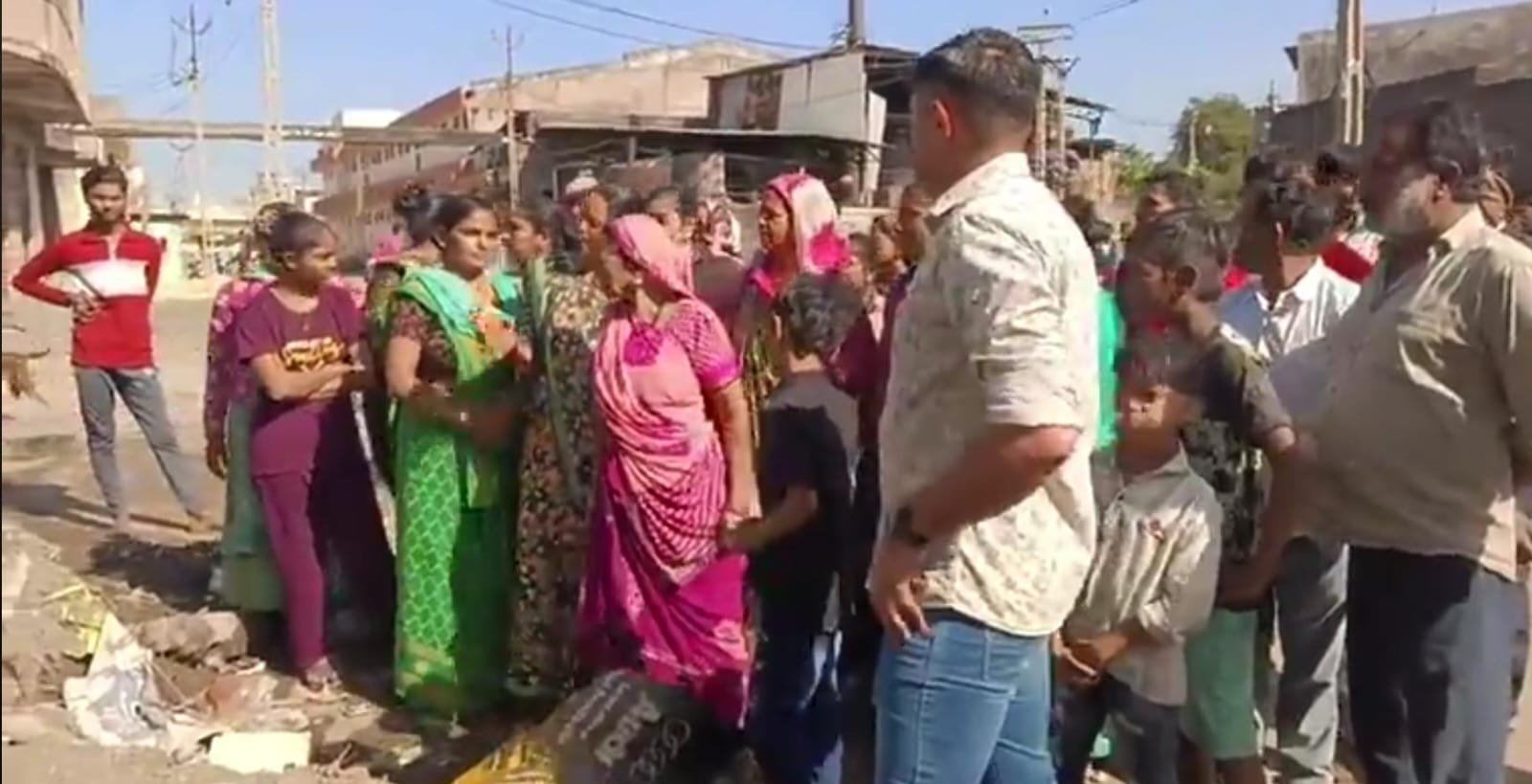 પોલીસ ઉંઘતી ઝડપાઇ : જેતપુરમાં દારૂના અડ્ડાઓ પર મહિલાઓની જનતા રેડ