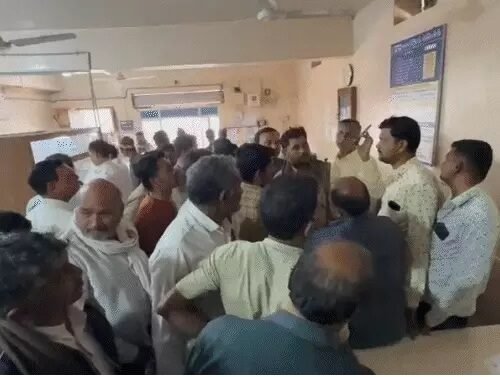 ગઢડાના જલાલપુરમાં કેશિયરે ખેડૂત ખાતેદારોના ખાતામાંથી ૫ કરોડ ઉપાડી લીધા