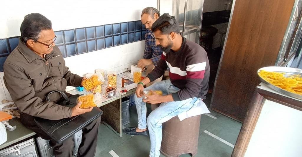 ઉત્તરાયણ આવી : ઊંધીયુ, જલેબી, ફાફડા, તલ અને શિંગ ચીકીની ચકાસણી કરતી મહાપાલિકા