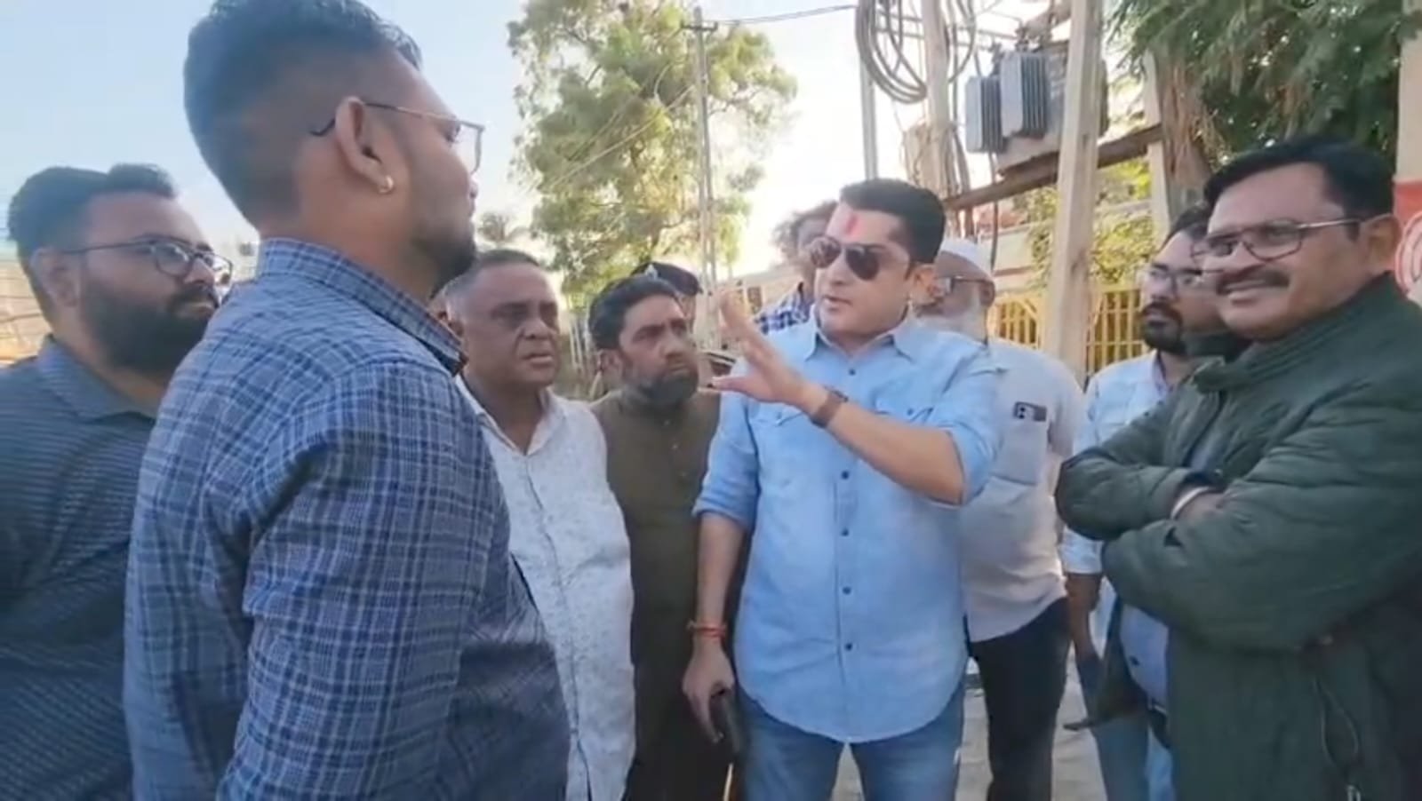 વેરાવળમાં ગોકળગતિએ ચાલતા બ્રિજોના કામને લઈ ધારાસભ્યએ એન્જી.ને આડેહાથ લીધા