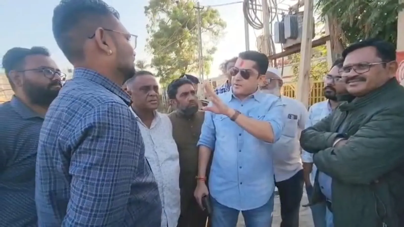 વેરાવળમાં ગોકળગતિએ ચાલતા બ્રિજોના કામને લઈ ધારાસભ્યએ એન્જી.ને આડેહાથ લીધા