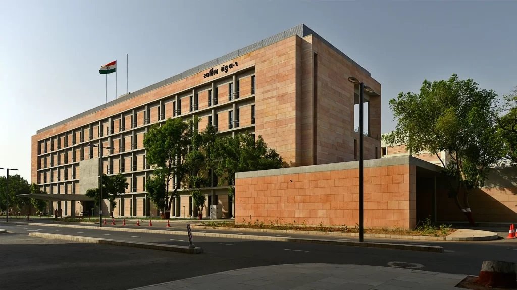 ગુજરાતના સરકારી કર્મચારીઓ મિલકતોનું પત્રક જમા નહીં કરાવે તો પગાર અટકશે