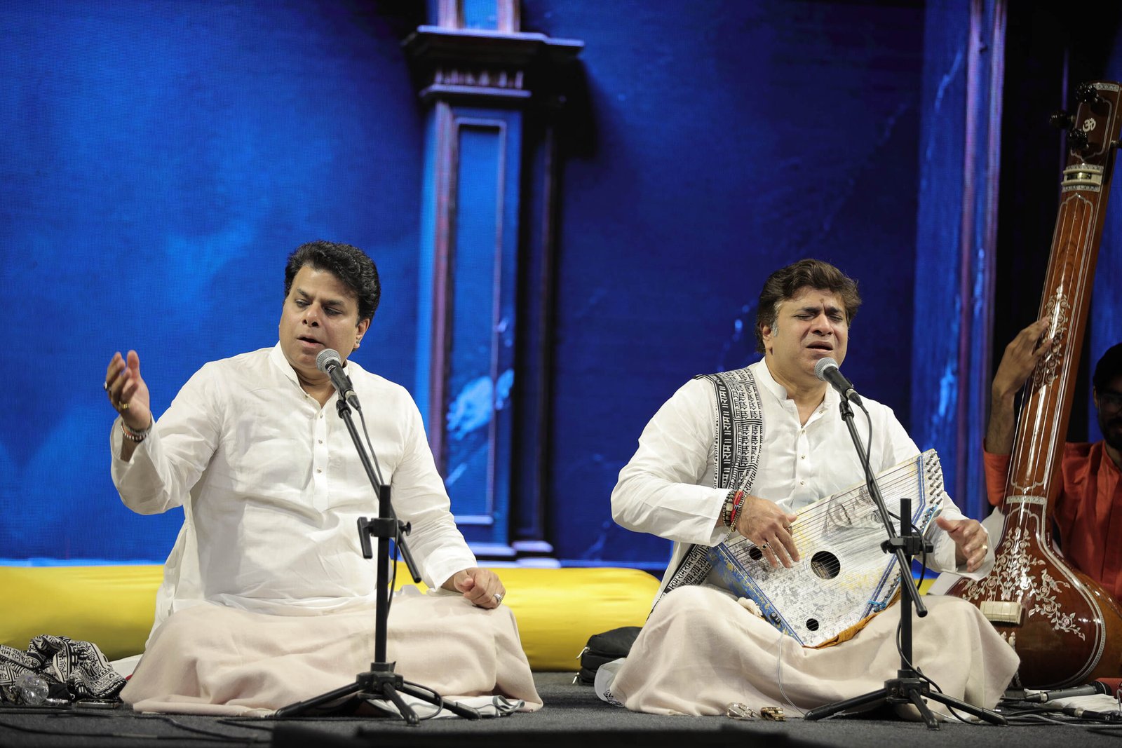  સપ્ત સંગીતના મંચ પર સરોજીની નાયડુ હાઇસ્કૂલની બાળાઓ દ્વારા કથ્થક નૃત્યની રજૂઆત