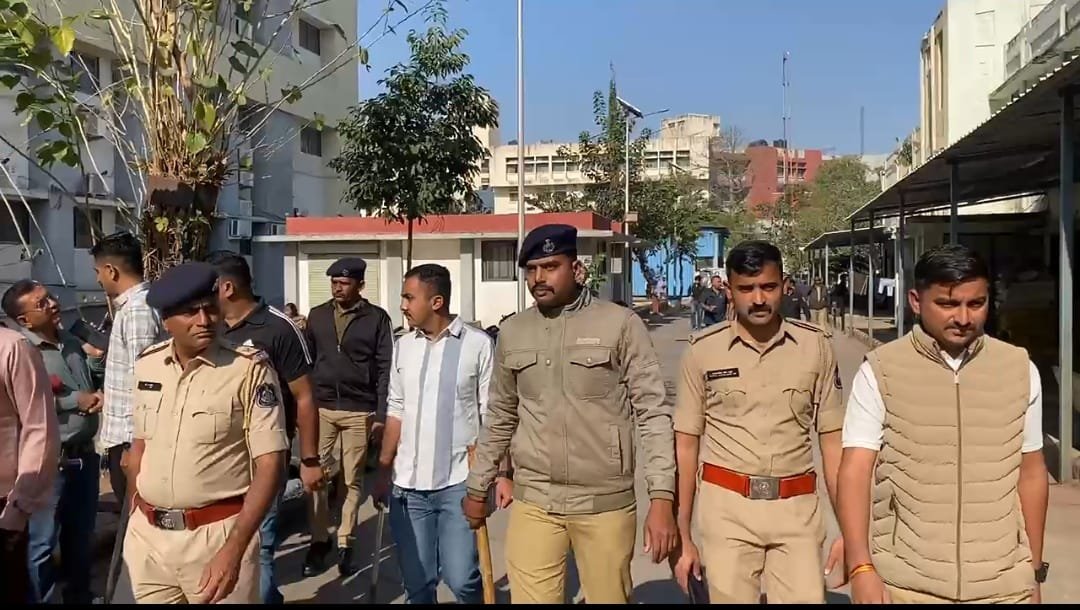 સિવિલ હોસ્પિટલમાં અસામાજિક તત્વો પર લગામ કસવા પોલીસની અચાનક કાર્યવાહી
