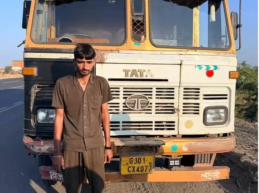 ચુડાના મોરવાડા નજીક સોયાબીનની આડમાં ટ્રકમાં લવાતો ૫૭.૬૦ લાખનો દારૂ પકડાયો