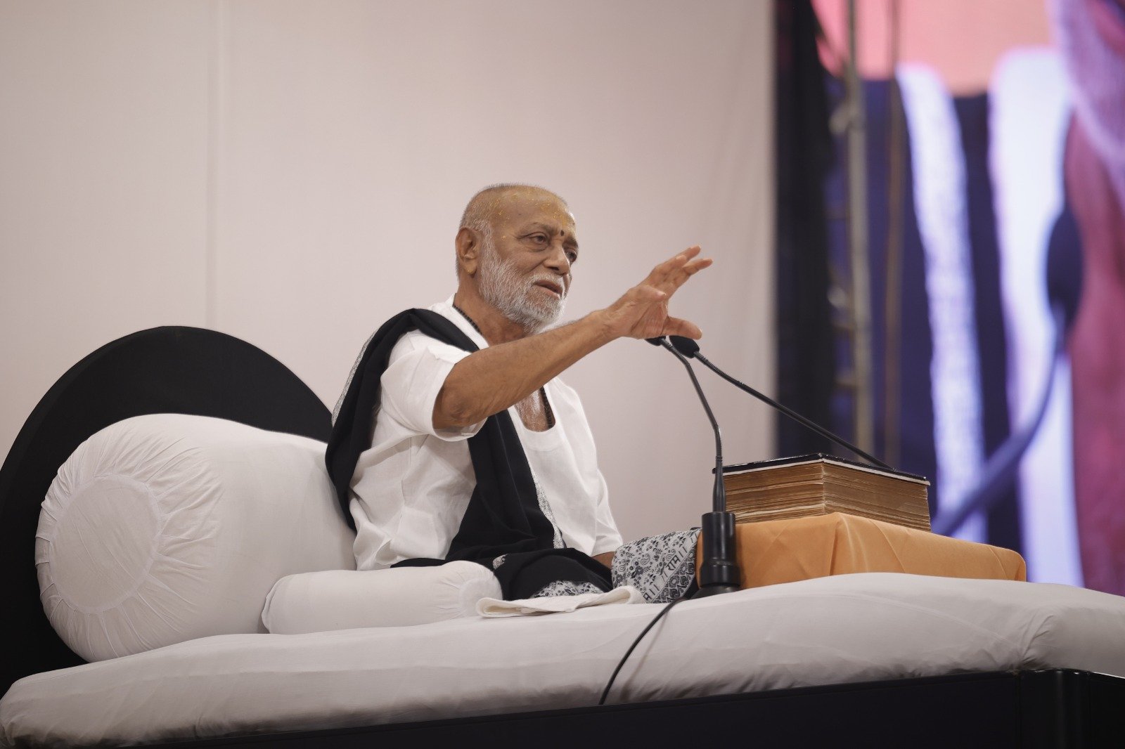 પરાપૂર્વથી જે અવિચલ-સ્થિર છે તે સનાતન છે : મોરારિબાપુ