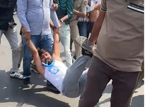 રાજકોટમાં NSUI દ્વારા અર્ધનગ્ન અવસ્થામાં કરાયો અનોખો વિરોધ