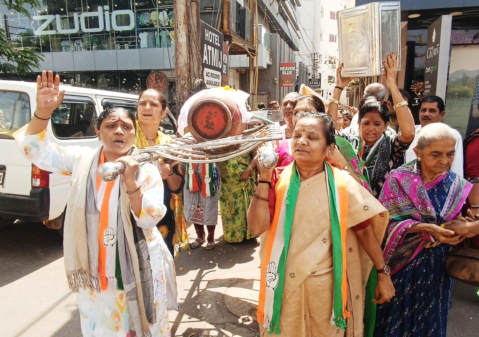  ભાવમાં વધારો થતા કોંગ્રેસે ગેસના બાટલાની નનામી કાઢી