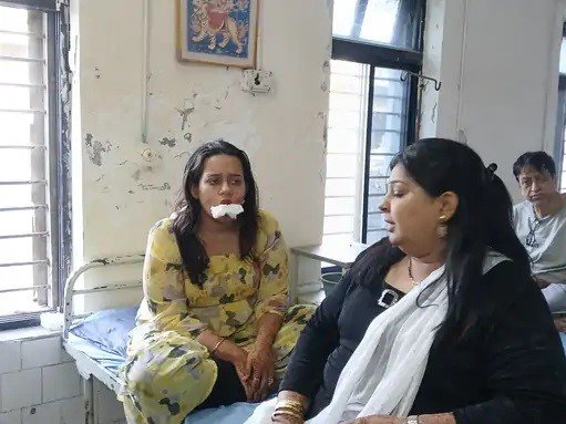 લાઠીના ચાવંડ નજીક જાનની બસ પલટી, ૨૫થી વધુ જાનૈયા ઇજાગ્રસ્ત