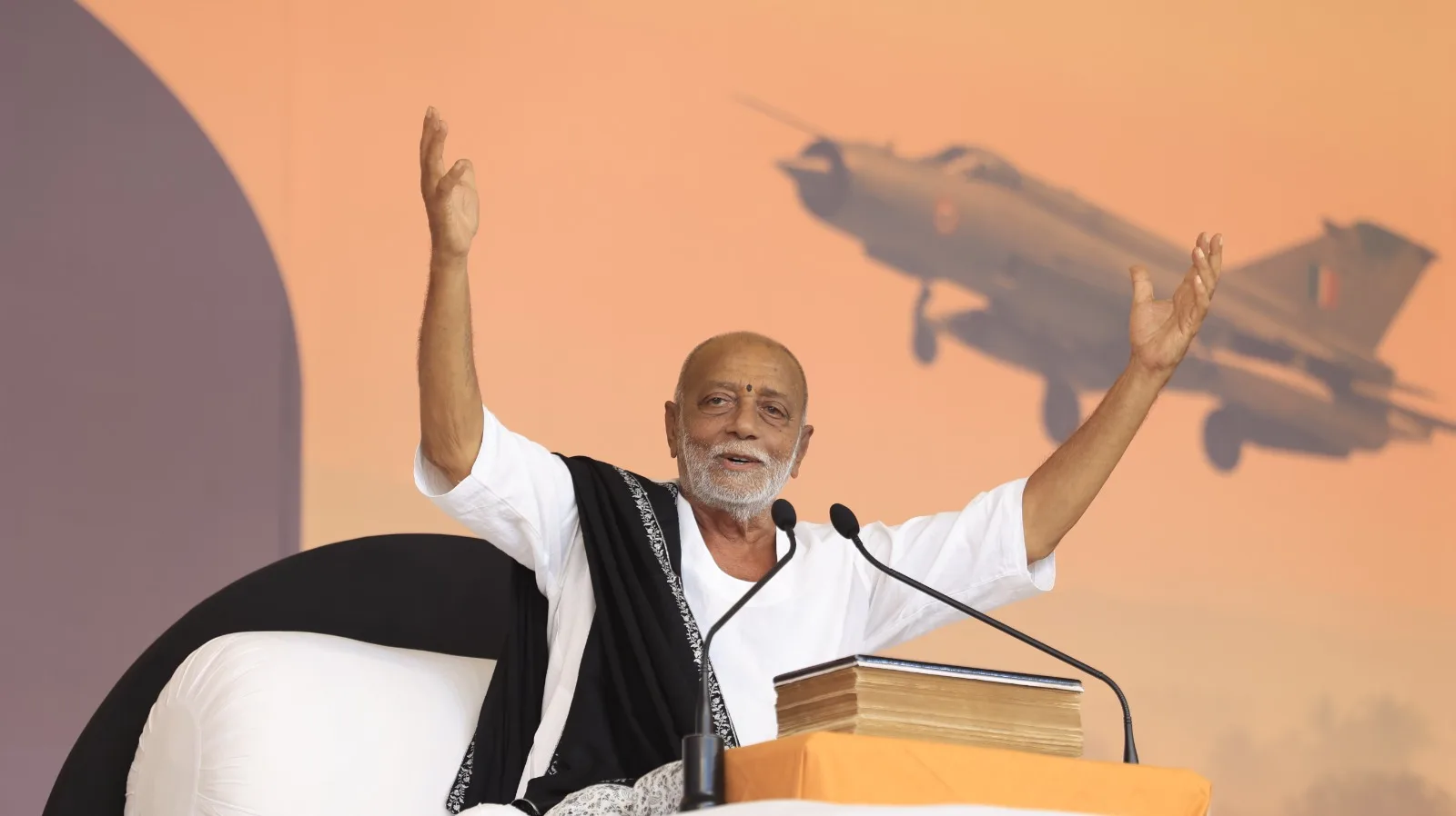  સાચ્ચા સાધુ પાસે ‘લેના બેંક’ છે જ નહીં, ‘દેના બેંક’ જ છે : મોરારિબાપુ