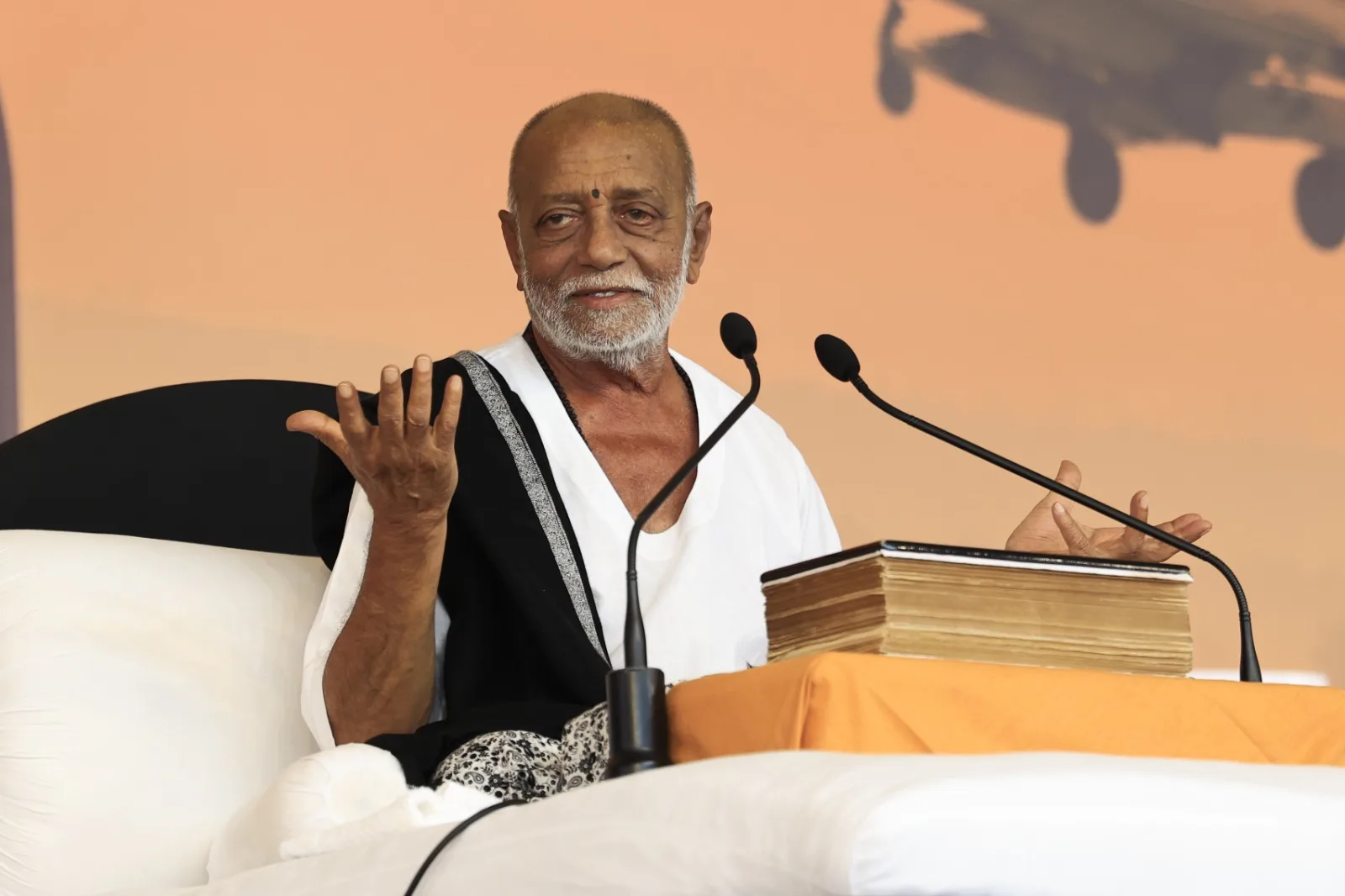 વૃત્તિ બગાડે એવા વસ્ત્રો ન પહેરવા જોઇએ, વસ્ત્ર વિવેક જરૂરી છે : મોરારિબાપુ