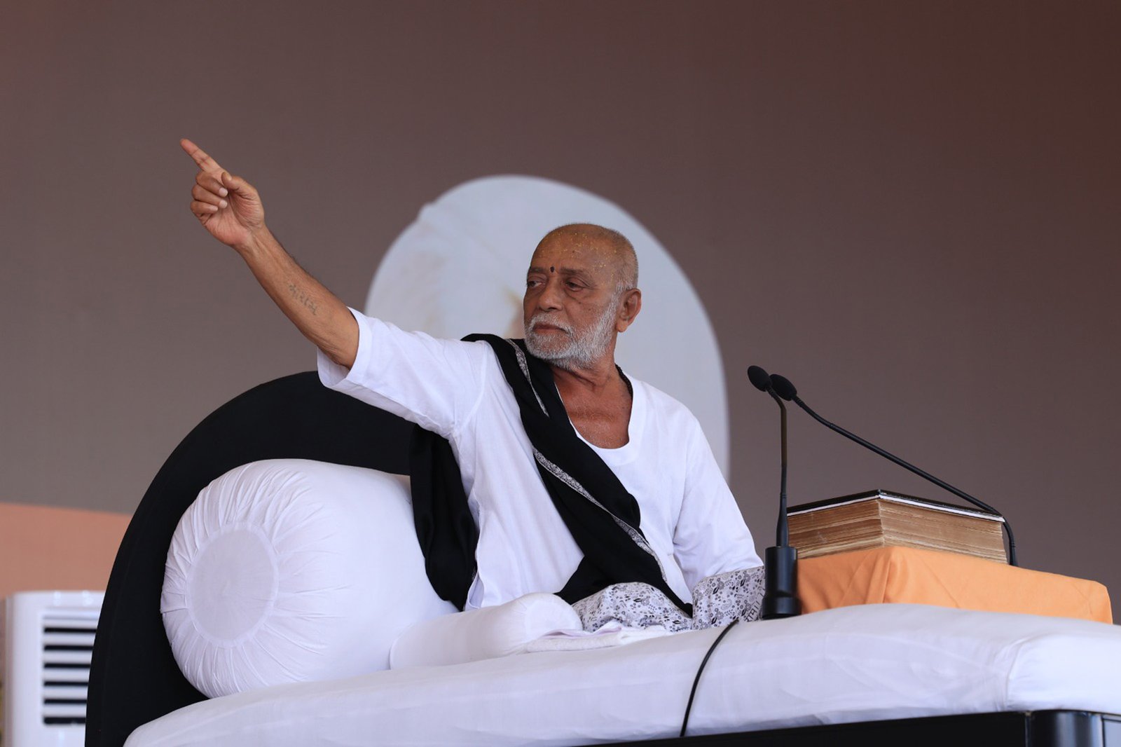 પોતાના ઝવેરને, અસ્મિતાને, મૌલિકતાને, નીજતાને ચંદ્રની જેમ આખા જગતમાં ફેલાવી દે એનું નામ ઝવેરચંદ મેઘાણી : મોરારીબાપુ