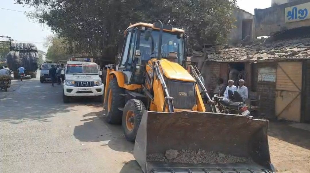  ગોંડલના દેરડી (કુંભાજી)માં તંત્રનું બુલડોઝર ફરી વળ્યું : દબાણો તોડી પડાયા