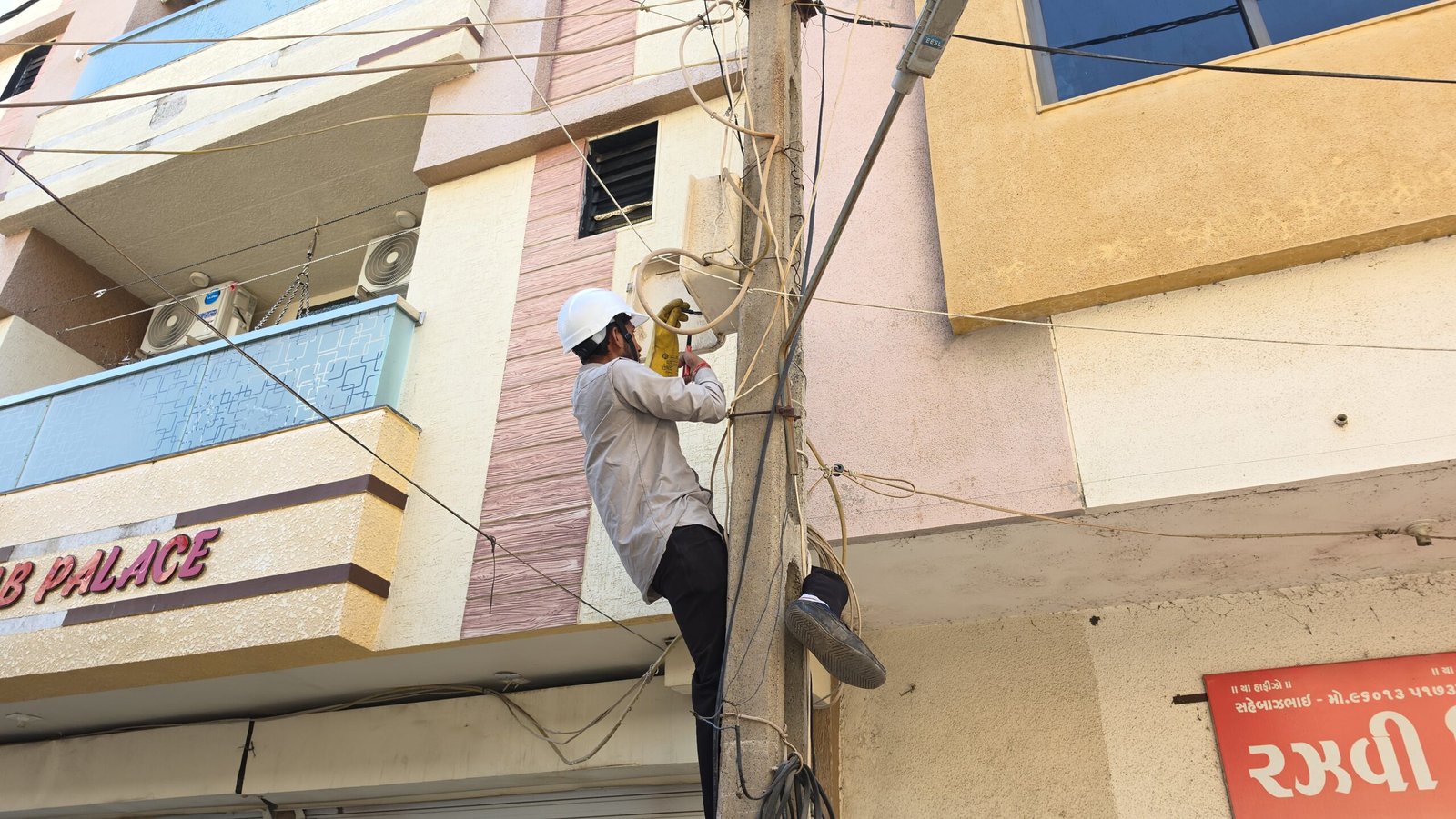 ગોંડલમાં PGVCLનું મેગા ઓપરેશન: બાકી બિલ ધરાવતા સેંકડો વીજ જોડાણો કાપ્યા