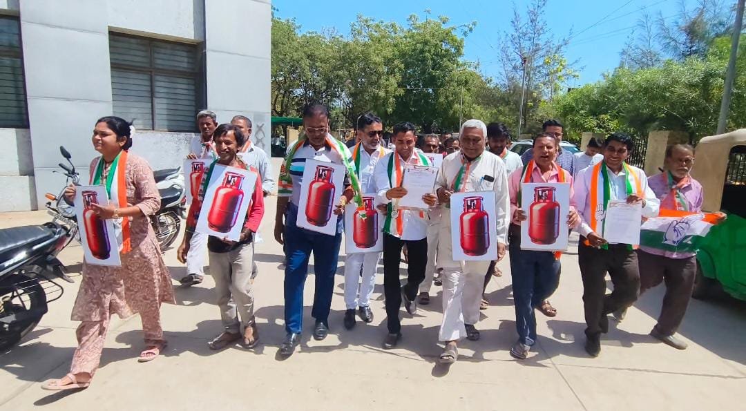 જેતપુરમાં રાંધણ ગેસના બાટલાની સર્જાયેલી અછત અંગે કોંગ્રેસનું મામલતદારને આવેદન